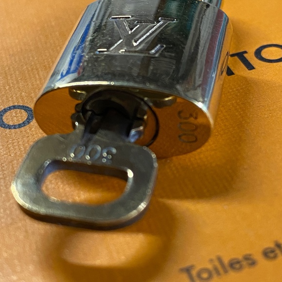 Louis Vuitton brass lock set with key #300 Authentic padlock nice! - Picture 2 of 4